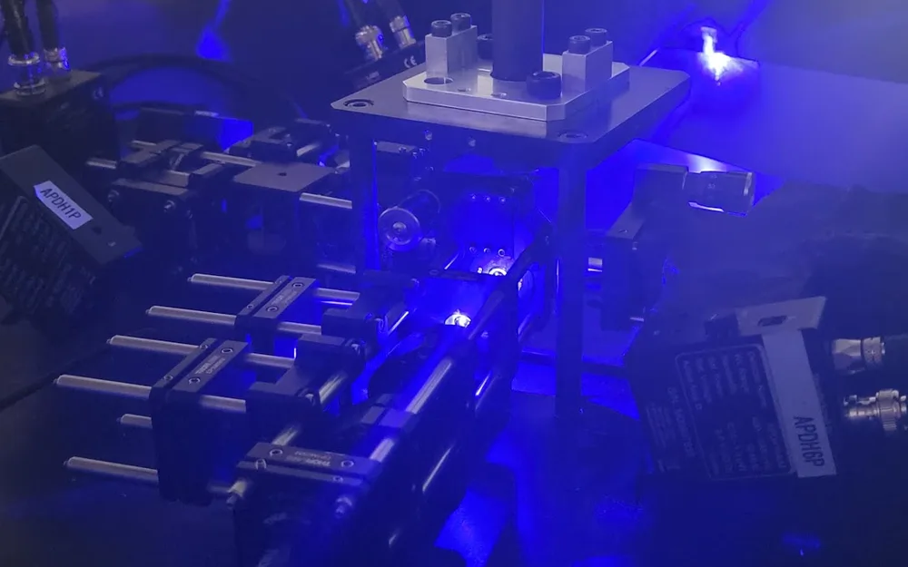 Optical measurement test bench with laser alignment